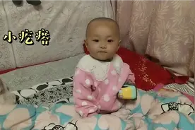 八个月宝宝剃了个光头还被蚊子盯上了，后脑勺咬了一小疙瘩，心疼视频封面