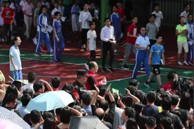 “万人抢600学位”，深圳百外招生疑提前掐尖，官方：严重违规视频封面