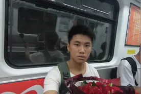 帮朋友送花，第一次抱着这么大一束鲜花坐地铁，感觉好尴尬啊视频封面