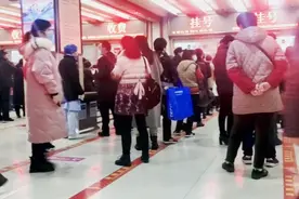 实拍重庆市中医院周一的早上，看病的人非常得多，现场人山人海