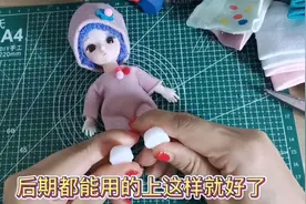 展示下地摊上芭比娃娃制作的整个过程，娃衣帽子头发制作