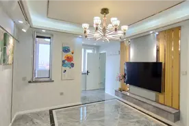 这个房子太漂亮了，整体的颜色搭配特别的好，客厅和主卧最漂亮