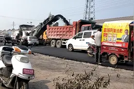 207国道从构林柳枫桥至邓州，左车道今上午开始施工，开挖地基。视频封面