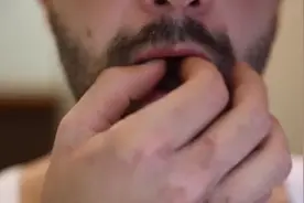 外国小哥教你如何不用手指，就可以吹出响亮的口哨！视频封面