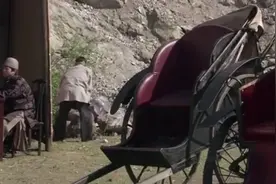大叔路边小便冲出翡翠，当场得到奖励，得知价值后他后悔了视频封面