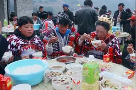 昭通大山里的一户人家结婚，新娘一到家就开始吃饭，现场好热闹视频封面