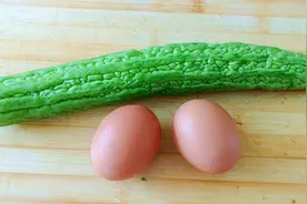 夏天要多吃苦瓜，加两个鸡蛋，教你新做法，饭店都吃不到，太香了