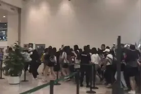 周震南现身广州白云国际机场，粉丝围了个水泄不通！