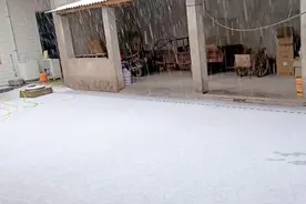 山西南部正在下特大暴雪，真是久旱逢甘霖，今年又是一个好年景