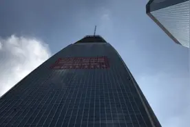 423米！东莞第一高楼主体钢结构封顶，将于明年5月竣工验收视频封面