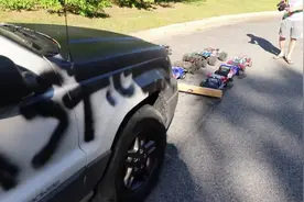 玩具车能拉动大汽车吗？老外买50台遥控车测试，结果让人大开眼界视频封面