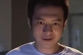变态男在家打老婆，怕邻居听见，竞放着音乐视频封面
