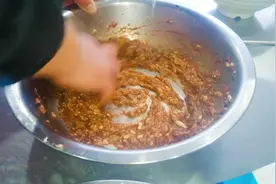 水打馅是狗不理特色，狗不理退休老师傅详细讲解水打馅的做法手法视频封面