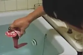 未来世界研究出美女罐，只要把罐头倒进水里，就会长出大美女视频封面