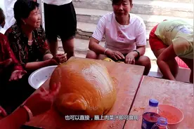 村里百人聚餐包黄糕，男人蒸女人包，最后大妈还包了一个元宝糕！