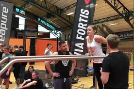 女子街头健身大对决，柔弱的身体却充满干劲！视频封面