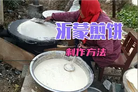 现场：煎饼是如何制作的！煎饼卷大葱！