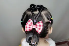 小女孩甜美发型这样扎，手残党的宝妈看过来，儿童发型详细教程视频封面