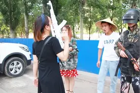 美女买吃鸡装备嫌贵，没想花30分钟用泡沫自制一把AK47，太厉害了视频封面