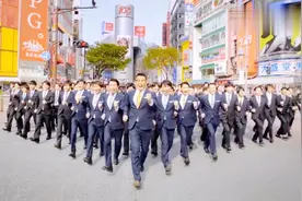 日本街头，一群穿西装的日本男子，走出旁若无人步伐视频封面