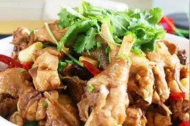 四川大厨教你:烧鸡公的家常做法，食材简单，味道比饭店的都好吃视频封面