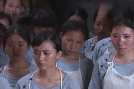 日本天皇过生日，鬼子竟打起女囚主意，让她们换上旗袍！视频封面