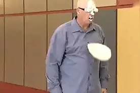 恶搞路人：蒙眼扔蛋糕游戏，当路人拿下眼罩，瞬间傻眼，太搞笑了视频封面