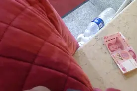 穷游中国新疆，在乌鲁木齐黄河路工商银行柜员机过夜:好温暖！视频封面