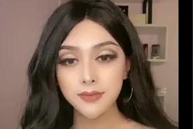 超美主播当众卸妆卸完后，竟然是个男人！网友:我感觉不会再爱了视频封面