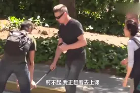 爆笑恶搞：不走寻常路的“盲人”街头整蛊，路人只能吃哑巴亏视频封面