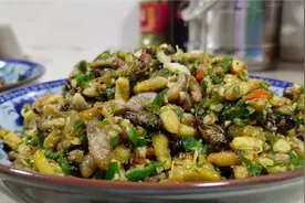 野生蜂蛹这样炒出来金黄可口，好吃费酒！视频封面