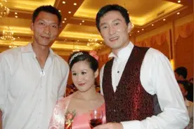 球场得意情场失意？杜锋小6岁娇妻晒美照，两人婚姻疑似破裂视频封面