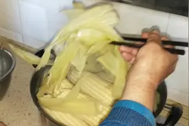 这样煮玉米，软糯香甜，一顿能吃四五穗，以后煮玉米别扔玉米皮了