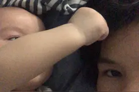 小宝宝才七个月，就是喜欢抓妈妈的头发，拍下记录留证据先