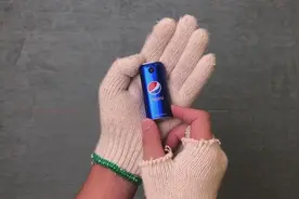 698元买了瓶原价6元的可乐开箱，上手的一瞬间：我彻底无语了！视频封面