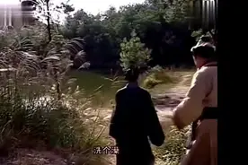 小伙几年没洗澡了，到河里洗澡结果鱼都被他臭死了，这鱼好惨！