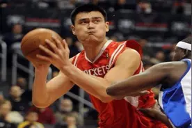姚明NBA封神之战：暴砍生涯最高分，打得对方两中锋都六犯离场视频封面
