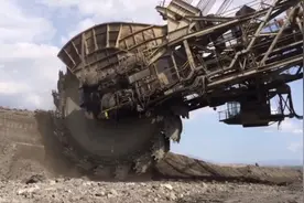 10000吨的挖掘机是怎么开的，来驾驶室看看，越大的机器越好开！