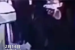 情人节小伙车后镜被留吻痕：回家后被老婆误会了好久！视频封面