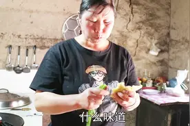 华妈用西葫芦擦丝烙饼，里面加了苦豆香粉，边做饼边吃视频封面