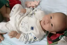 宝宝最近晚上睡觉前特别兴奋，不断捶打自己肚子，一副坏坏的表情视频封面