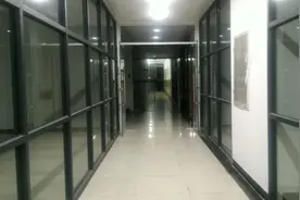 在这种环境上班，你们能坚持吗？阴森长廊，无灯的洗手间