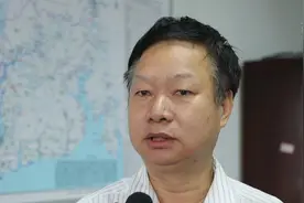 广西北海受台风“韦帕”带来的持续风雨影响，银滩景区封闭