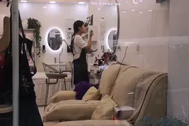 摄影老法师端着机械相机西安街拍视频封面