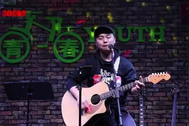 吉他弹唱《花房姑娘》，独特的曲调，依旧是那么好听视频封面