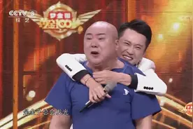 大力士现场秀绝活，背着主持人杨帆，还能用手指拎起来俩美女视频封面