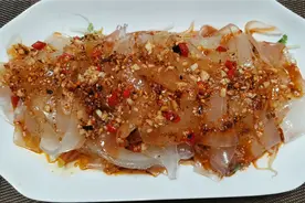 土豆粉的新做法，水晶凉皮你吃过吗？软糯劲道，做法简单。