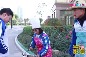 俩学生食堂卖饭，一个比一个会做生意，太逗了视频封面