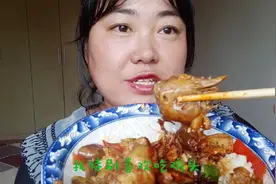 两袋火鸡面酱拌鸡骨架炖香菇米饭，小李人生第一次吃这么爽视频封面