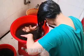 媳妇坐月子：30天没洗头什么感觉？洗了四遍还不干净，一抓一手泥